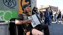 Чувак классно поет