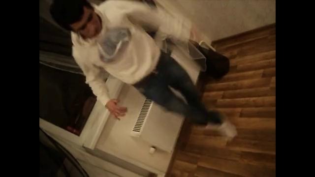 Четко танцует