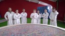 Батут из 15 000 канцелярских резинок