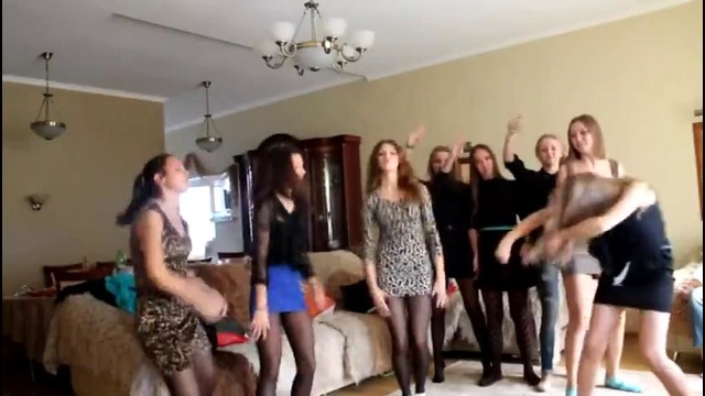Девушки танцуют