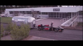 Lotus F1 учит, как правильно буксировать дом на колесах