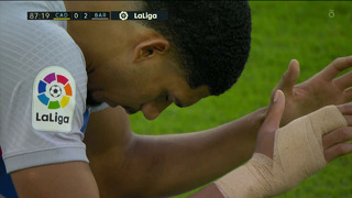 Рональд Араухо молится за здоровье болельщика, которому стало плохо во время матча Кадис — Барселона