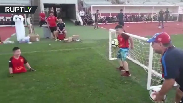 Безногий мальчик сыграл в футбол с Диего Марадоной