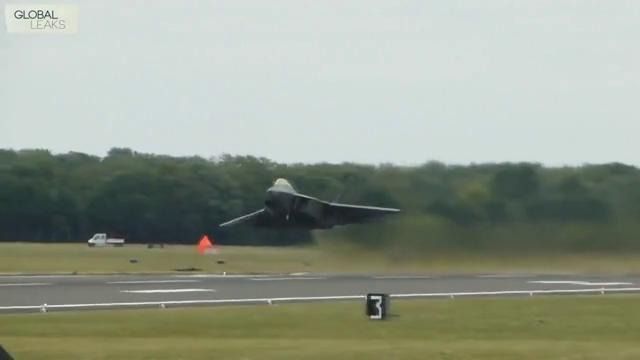 Взлет истребителя F-22 Raptor