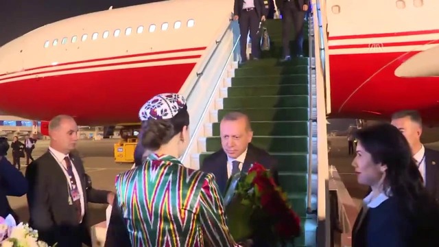 O‘zbek kızlar Erdoğan’ı güllerle karşıladi