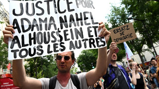 Сотни людей вопреки запрету вышли на протест в Париже