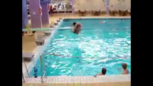 Толстяк допрыгался в бассейне
