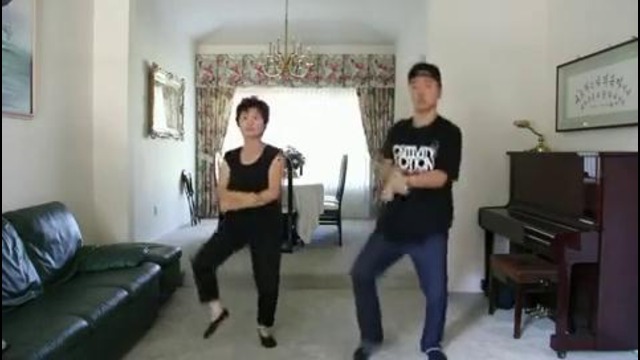 Мама с сыном танцуют под Gangnam-Style - Mover.uz