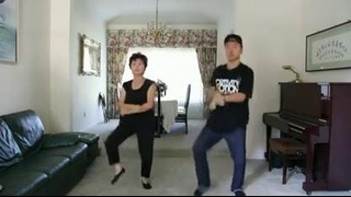 Мама с сыном танцуют под Gangnam-Style
