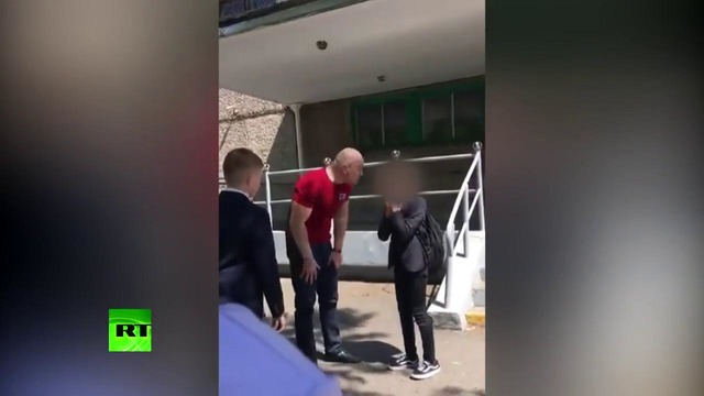 В Хабаровске мужчина оскорбил школьника