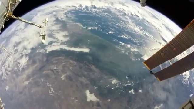 Астронавт снял Землю во время выхода в открытый космос