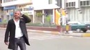 Парень решил поиздеваццо над прохожими
