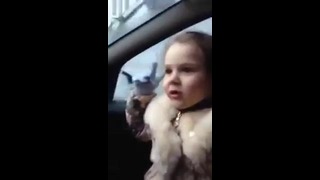 Девочка объясняет отцу, что нельзя ругать маму