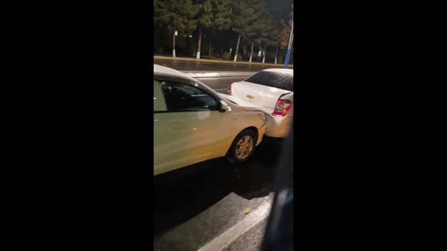В Ташкенте между собой столкнулись сразу шесть автомобилей