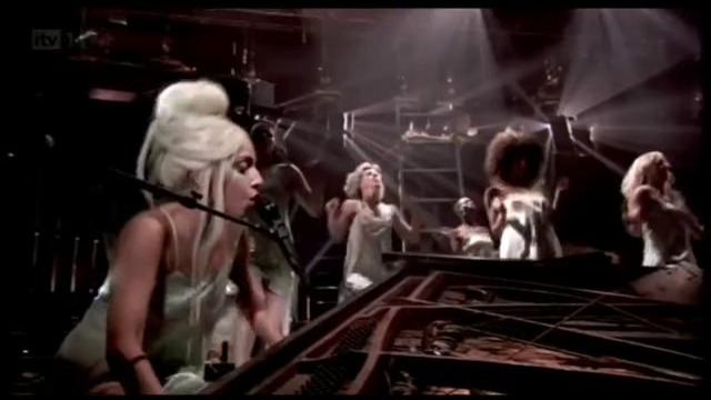 Lady Gaga – You & I (Live On Jonathan Ross Show)