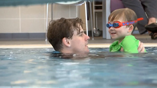 Уникальные тренировки по плаванию для детей-аутистов придумали в Австралии