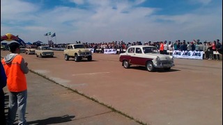 Ретро автомобили на открытии Драг-рейсинга в Пскенте
