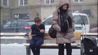 Замерзающий ребенок на остановке (Социальный эксперимент) Русская озвучка