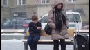 Замерзающий ребенок на остановке (Социальный эксперимент) Русская озвучка