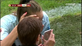 Бельгийская футболистка использовала айфон во время матча, чтобы поправить линзу