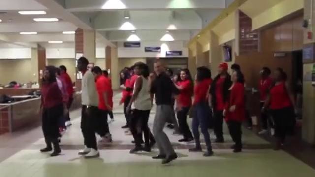 Учитель танцует с учениками