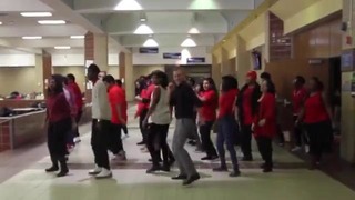 Учитель танцует с учениками