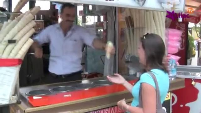 Веселый продавец мороженого показывает разные трюки