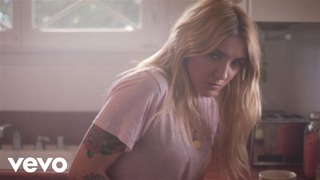 Julia Michaels – Issues (Official Music Video)