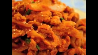 Korean Food: Spicy Fried Pork (제육 볶음)