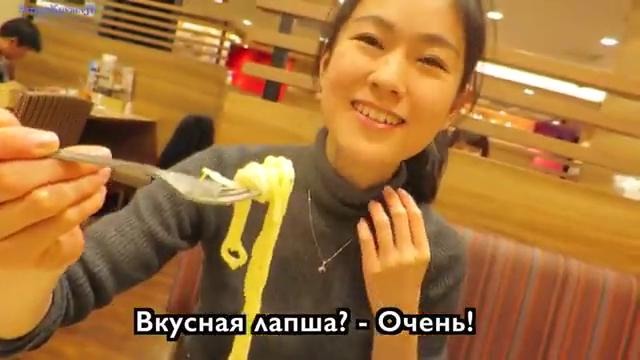 Японка Марико ест лапшу вилкой! Вот это поворот=)