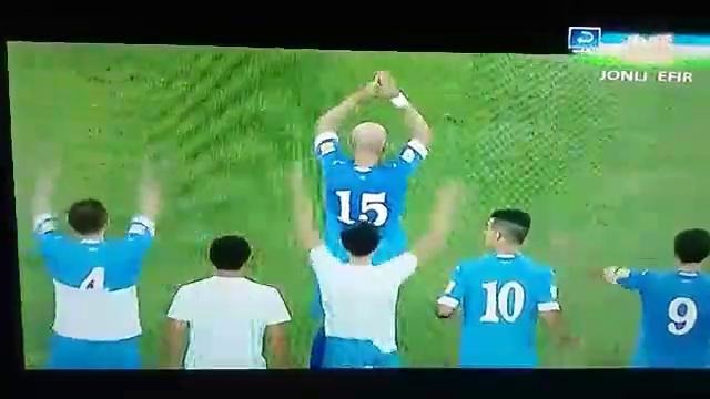 Узбекские футболисты повторили Исландский «Хук» с болельщиками