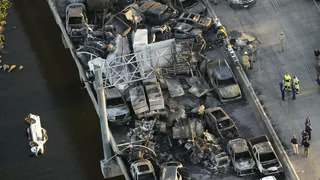 Сотни автомобилей сгорели прямо на трассе. Гигантское ДТП произошло в американском штате Луизиана