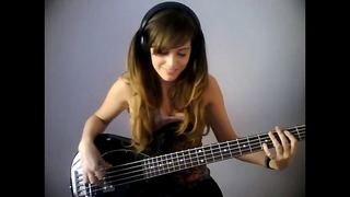Красивая девушка Marta Altesa играет на бас-гитаре Muse – Panic Station (Bass Cover)