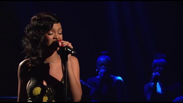 Rihanna – Stay (Live on SNL) ft. Mikky Ekko