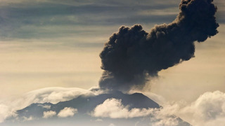 Вулкан Убинас в Перу взрывается и выбрасывает пепел на высоту 5,5 км
