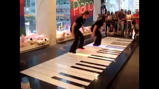 Забавная игра на пианино