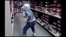Пока мама выбирает туфли