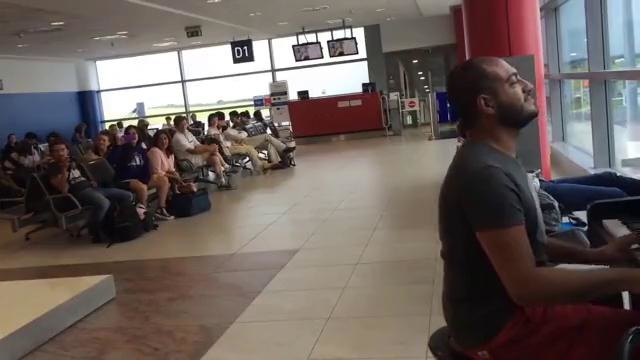 Парень сел за пианино в аэропорту Праги