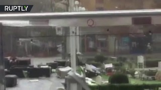 Мощный порыв ветра сдул уличное кафе в Румынии