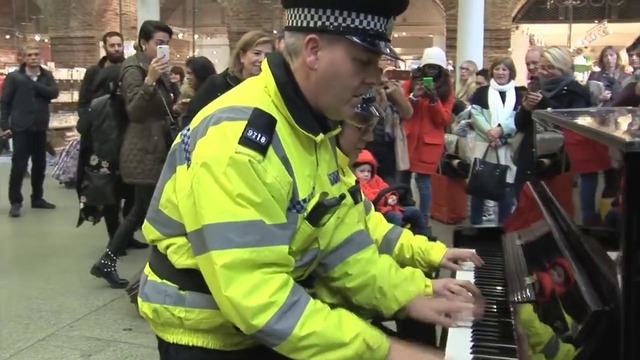 Полисмены сыграли на пианино, вокзал ► неизвестные таланты
