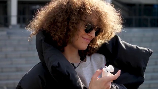 Apple Airpods VS Samsung IconX (2018)