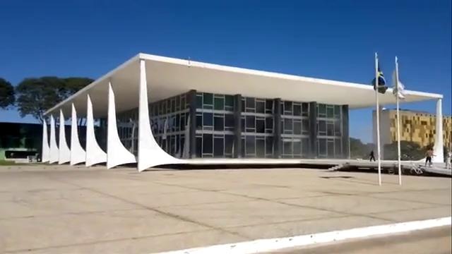 Парад ВВС: летчики выбили стекла в бразильском суде