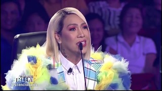 Парень признаётся в любви судье на шоу талантов в Филиппинах