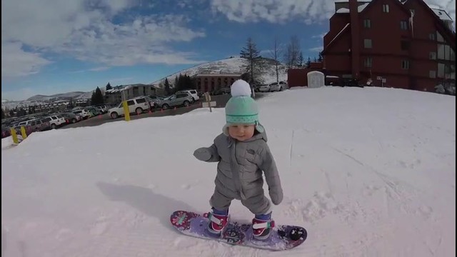 Бесстрашная малышка покоряет склон на сноуборде