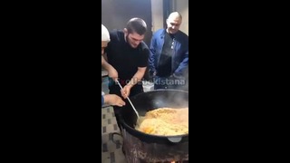 Хабиб Нурмагомедов готовит плов в Узбекистане
