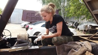 Девушка ремонтирует ресивер на КАМАЗе