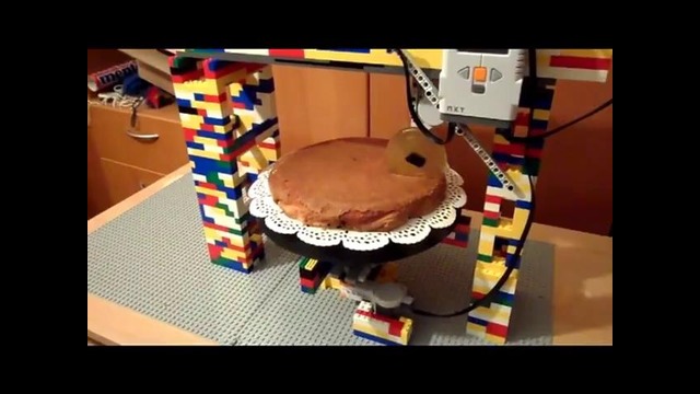 Lego-робот для разрезания торта