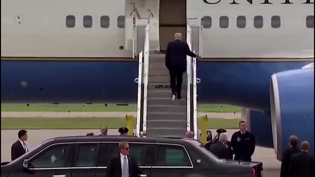 Трамп с туалетной бумагой, прилипшей к ботинку, рассмешил интернет