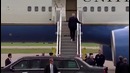 Трамп с туалетной бумагой, прилипшей к ботинку, рассмешил интернет