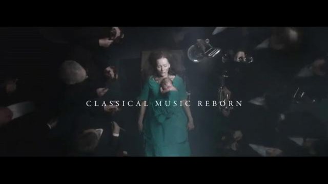 В рекламе женщина родила классическую музыку